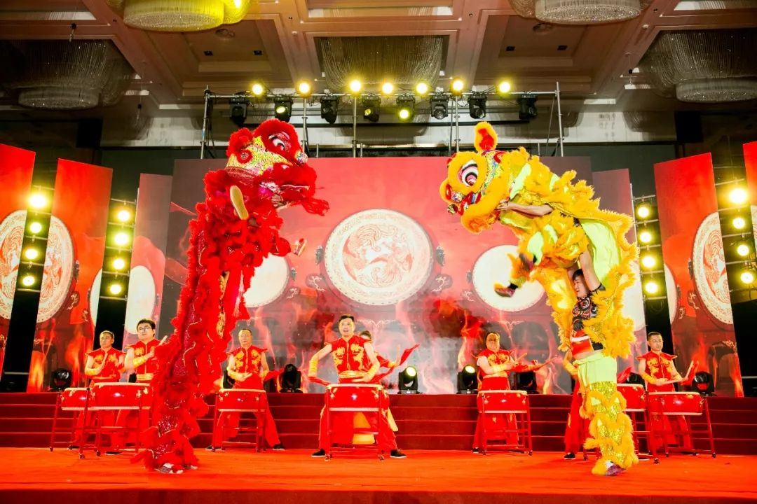 開場《威風鑼鼓舞起來》拉開了迎新晚會的序幕 共慶歲末，展望新年！