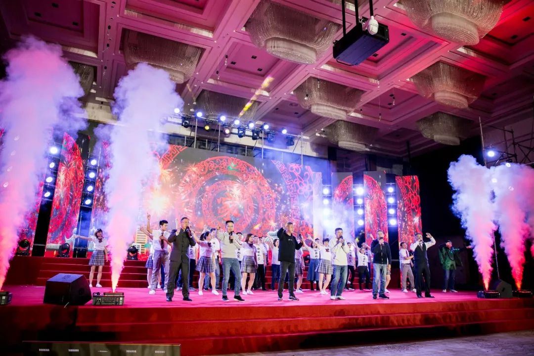 由“聯創男神們”帶來的歌曲串燒《屬你最精彩》引爆全場！